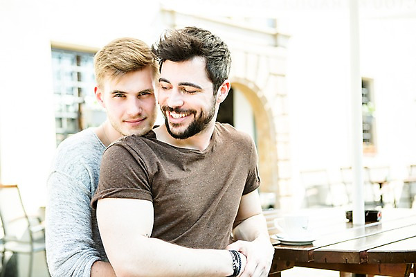 포토 JPG 주간 서양인 외국인 커플 응시 남자 행복 미소 사람 상반신 20대 성인 야외 두명 옆모습 다정 찻잔 백허그 동성애자 성인남자만 국내포토 자연요소 시선 감정 뷰포인트 컨셉 관계 포옹 잔 표정 인종 청년 남자만 성인만 파일형식 성소수자