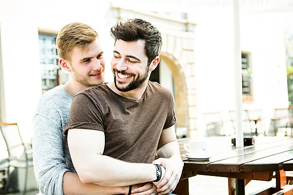 포토 JPG 주간 서양인 외국인 커플 응시 남자 행복 허리손 미소 웃음 사람 앉기 상반신 20대 성인 야외 두명 옆모습 다정 찻잔 백허그 동성애자 성인남자만 국내포토 자연요소 시선 감정 뷰포인트 포즈 컨셉 관계 모션 포옹 잔 표정 인종 청년 남자만 성인만 파일형식 성소수자