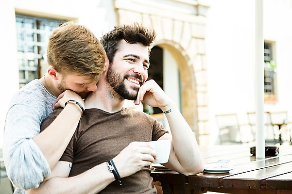 포토 JPG 주간 서양인 외국인 커플 응시 남자 행복 미소 사람 앉기 상반신 20대 성인 야외 두명 기댐 턱괴기 다정 백허그 동성애자 차마시기 성인남자만 국내포토 자연요소 시선 감정 컨셉 관계 모션 포옹 표정 인종 청년 마시기 남자만 성인만 파일형식 성소수자