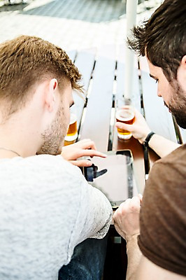 포토 JPG 주간 서양인 외국인 커플 응시 남자 행복 사람 상반신 20대 성인 야외 두명 뒷모습 태블릿 다정 터치 맥주잔 동성애자 성인남자만 국내포토 자연요소 시선 감정 뷰포인트 컨셉 술잔 관계 인종 청년 전자제품 스마트기기 남자만 성인만 파일형식 성소수자