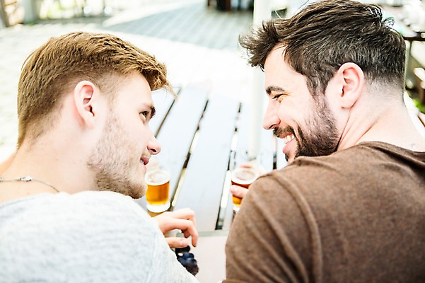 포토 JPG 주간 서양인 외국인 커플 응시 남자 행복 미소 웃음 사람 상반신 20대 성인 야외 두명 뒷모습 마주보기 다정 맥주잔 동성애자 성인남자만 국내포토 자연요소 시선 감정 뷰포인트 컨셉 술잔 관계 모션 표정 인종 청년 남자만 성인만 파일형식 성소수자