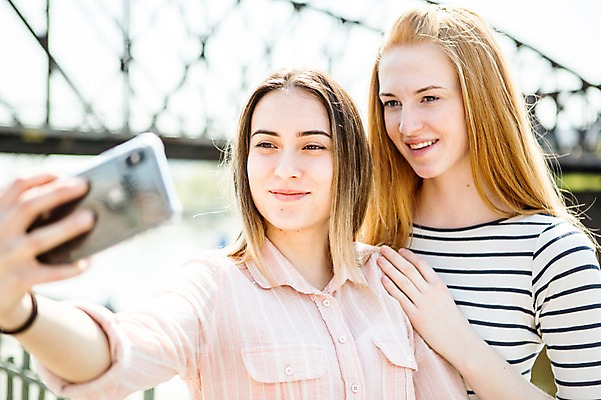 포토 JPG 주간 서양인 외국인 커플 응시 여자 행복 미소 사람 상반신 20대 성인 야외 두명 앞모습 스마트폰 다정 셀프카메라 동성애자 가교 성인여자만 국내포토 자연요소 건축물 시선 감정 뷰포인트 컨셉 관계 표정 인종 청년 핸드폰 스마트기기 사진촬영 여자만 성인만 파일형식 성소수자