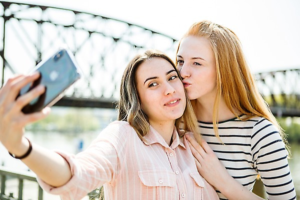 포토 JPG 주간 서양인 외국인 커플 응시 여자 행복 키스 사람 근접촬영 상반신 20대 성인 야외 두명 앞모습 스마트폰 다정 셀프카메라 동성애자 성인여자만 국내포토 자연요소 시선 감정 뷰포인트 컨셉 관계 인종 청년 핸드폰 스마트기기 사진촬영 애정표현 여자만 성인만 파일형식 성소수자