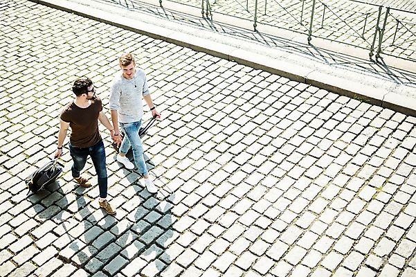 포토 JPG 주간 전신 서양인 외국인 커플 응시 남자 행복 길 벽돌 대화 미소 사람 20대 성인 야외 두명 옆모습 하이앵글 걷기 캐리어 손잡기 다정 당기기 동성애자 성인남자만 국내포토 자연요소 시선 감정 뷰포인트 컨셉 관계 모션 표정 말하기 인종 청년 여행가방 남자만 성인만 파일형식 성소수자