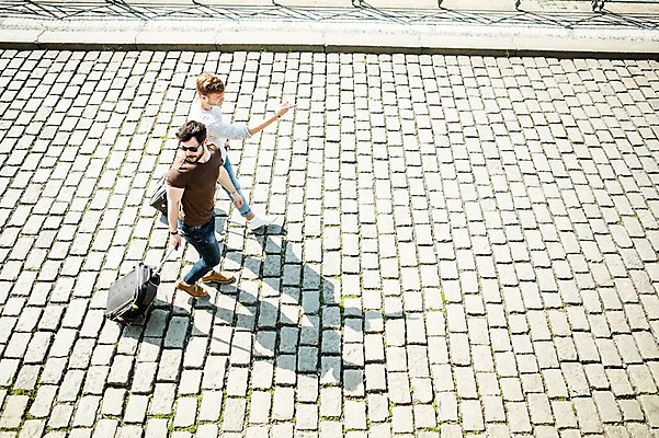 포토 JPG 주간 전신 서양인 외국인 커플 남자 행복 길 벽돌 사람 손짓 20대 성인 야외 두명 옆모습 선글라스 걷기 캐리어 다정 가리킴 뒤돌아보기 당기기 동성애자 성인남자만 국내포토 자연요소 감정 안경 뷰포인트 컨셉 관계 모션 인종 청년 여행가방 남자만 성인만 파일형식 성소수자