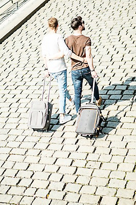 포토 JPG 주간 전신 서양인 외국인 커플 남자 행복 길 허리손 벽돌 사람 20대 성인 야외 두명 뒷모습 걷기 캐리어 다정 당기기 동성애자 성인남자만 국내포토 자연요소 감정 뷰포인트 포즈 컨셉 관계 모션 인종 청년 여행가방 남자만 성인만 파일형식 성소수자