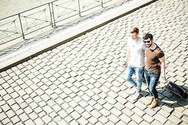 포토 JPG 주간 전신 서양인 외국인 커플 남자 행복 길 허리손 벽돌 미소 사람 20대 성인 야외 두명 옆모습 선글라스 걷기 캐리어 다정 당기기 동성애자 성인남자만 국내포토 자연요소 감정 안경 뷰포인트 포즈 컨셉 관계 모션 표정 인종 청년 여행가방 남자만 성인만 파일형식 성소수자