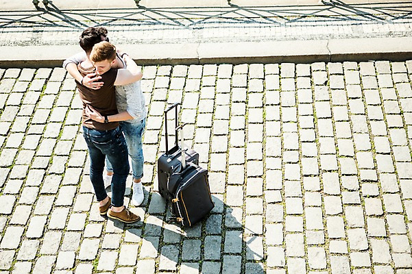 포토 JPG 주간 전신 서양인 외국인 커플 남자 행복 안기 포옹 사람 20대 성인 야외 두명 앞모습 뒷모습 하이앵글 캐리어 다정 동성애자 성인남자만 국내포토 자연요소 감정 뷰포인트 컨셉 관계 모션 인종 청년 여행가방 남자만 성인만 파일형식 성소수자