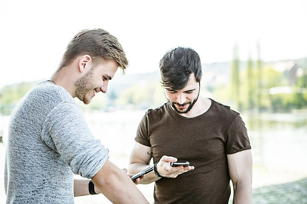 포토 JPG 주간 서양인 외국인 커플 응시 남자 행복 미소 사람 상반신 20대 성인 야외 두명 앞모습 옆모습 스마트폰 다정 강가 동성애자 성인남자만 국내포토 자연요소 시선 감정 뷰포인트 컨셉 관계 표정 인종 청년 핸드폰 스마트기기 강 남자만 성인만 파일형식 성소수자