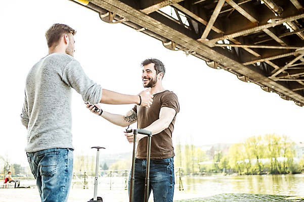 포토 JPG 주간 서양인 외국인 커플 응시 남자 행복 팔벌리기 웃음 사람 상반신 20대 성인 야외 두명 옆모습 뒷모습 마주보기 캐리어 다정 기쁨 강가 동성애자 반가움 성인남자만 국내포토 자연요소 시선 감정 뷰포인트 컨셉 관계 모션 표정 인종 청년 강 여행가방 남자만 성인만 파일형식 성소수자