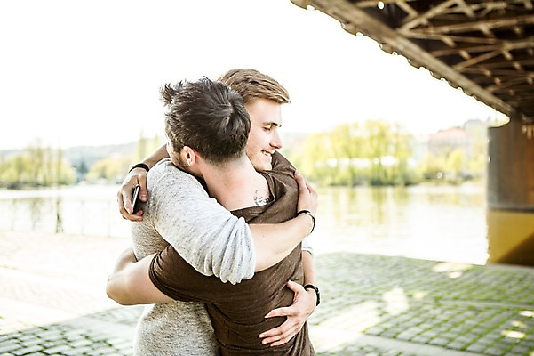 포토 JPG 주간 서양인 외국인 커플 남자 행복 안기 포옹 미소 사람 상반신 20대 성인 야외 두명 옆모습 눈감음 다정 기쁨 강가 동성애자 반가움 성인남자만 국내포토 자연요소 감정 뷰포인트 컨셉 관계 모션 표정 인종 청년 강 남자만 성인만 파일형식 성소수자