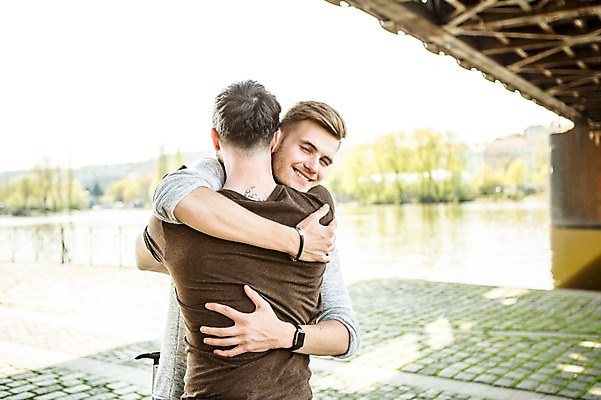 포토 JPG 주간 서양인 외국인 커플 남자 행복 안기 포옹 미소 사람 상반신 20대 성인 야외 두명 앞모습 뒷모습 다정 강가 동성애자 다리밑 반가움 성인남자만 국내포토 자연요소 감정 뷰포인트 컨셉 관계 모션 표정 인종 청년 강 다리_건축물 아래 남자만 성인만 파일형식 성소수자
