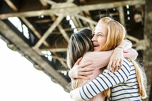 포토 JPG 주간 서양인 외국인 커플 응시 여자 행복 안기 포옹 미소 사람 상반신 20대 성인 야외 두명 옆모습 다정 기쁨 동성애자 반가움 성인여자만 국내포토 자연요소 시선 감정 뷰포인트 컨셉 관계 모션 표정 인종 청년 여자만 성인만 파일형식 성소수자