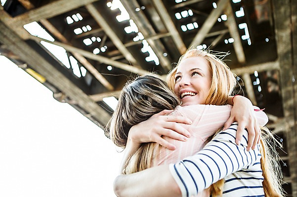 포토 JPG 주간 서양인 외국인 커플 응시 여자 행복 안기 포옹 미소 사람 근접촬영 상반신 20대 성인 야외 두명 옆모습 다정 기쁨 동성애자 반가움 성인여자만 국내포토 자연요소 시선 감정 뷰포인트 컨셉 관계 모션 표정 인종 청년 여자만 성인만 파일형식 성소수자
