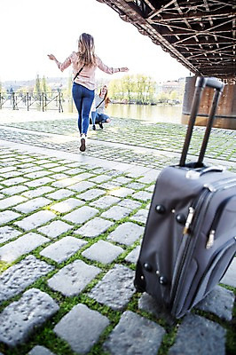 포토 JPG 주간 전신 서양인 외국인 커플 여자 행복 팔벌리기 미소 사람 20대 성인 야외 두명 앞모습 뒷모습 달리기 캐리어 다정 기쁨 만남 동성애자 반가움 성인여자만 국내포토 자연요소 감정 뷰포인트 컨셉 관계 모션 표정 인종 청년 여행가방 여자만 성인만 파일형식 성소수자