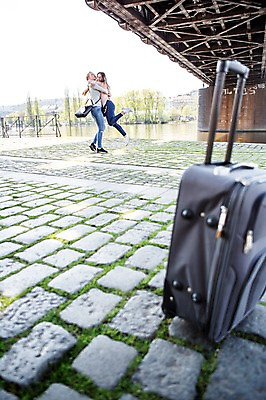 포토 JPG 주간 전신 서양인 외국인 커플 여자 행복 안기 포옹 웃음 사람 20대 성인 야외 두명 옆모습 캐리어 점프 다정 기쁨 강가 동성애자 반가움 성인여자만 국내포토 자연요소 감정 뷰포인트 컨셉 관계 모션 표정 인종 청년 강 여행가방 여자만 성인만 파일형식 성소수자