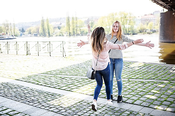 포토 JPG 주간 전신 서양인 외국인 커플 여자 행복 안기 팔벌리기 미소 사람 20대 성인 야외 두명 앞모습 뒷모습 달리기 다정 동성애자 반가움 성인여자만 국내포토 자연요소 감정 뷰포인트 컨셉 관계 모션 표정 인종 청년 여자만 성인만 파일형식 성소수자