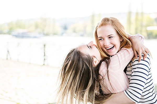 포토 JPG 주간 서양인 외국인 커플 여자 행복 안기 포옹 미소 사람 근접촬영 상반신 20대 성인 야외 두명 옆모습 다정 강가 즐거움 동성애자 반가움 성인여자만 국내포토 자연요소 감정 뷰포인트 컨셉 관계 모션 표정 인종 청년 강 여자만 성인만 파일형식 성소수자