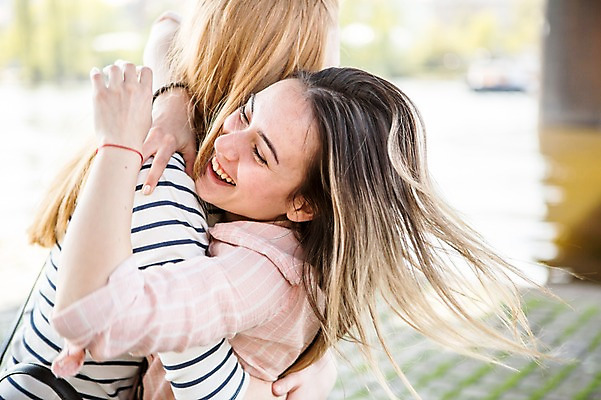 포토 JPG 주간 서양인 외국인 커플 여자 행복 안기 포옹 미소 사람 근접촬영 상반신 20대 성인 야외 두명 옆모습 다정 강가 동성애자 반가움 성인여자만 국내포토 자연요소 감정 뷰포인트 컨셉 관계 모션 표정 인종 청년 강 여자만 성인만 파일형식 성소수자