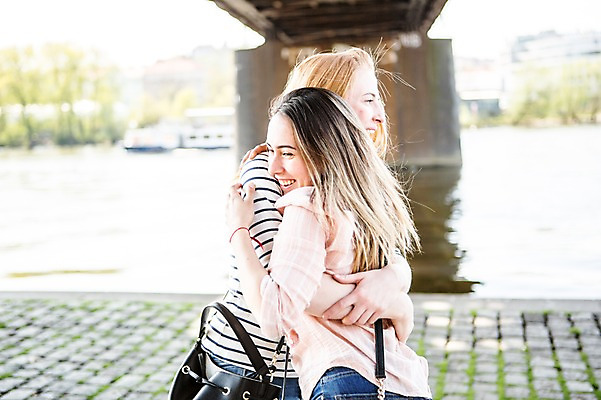 포토 JPG 주간 서양인 외국인 커플 여자 행복 안기 포옹 미소 사람 상반신 20대 성인 야외 두명 옆모습 다정 강가 동성애자 반가움 성인여자만 국내포토 자연요소 감정 뷰포인트 컨셉 관계 모션 표정 인종 청년 강 여자만 성인만 파일형식 성소수자