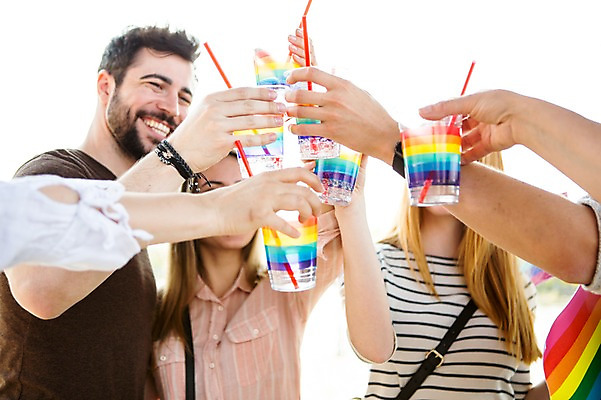 포토 JPG 주간 서양인 외국인 손 여자 남자 미소 사람 여러명 상반신 20대 성인 야외 앞모습 옆모습 신체부위 컬러풀 즐거움 건배 무지개색 동성애자 성인만 국내포토 자연요소 감정 뷰포인트 컬러 다수 표정 인종 청년 파일형식 성소수자