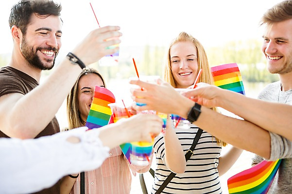 포토 JPG 주간 서양인 외국인 커플 응시 여자 남자 미소 들기 사람 여러명 상반신 20대 성인 야외 앞모습 옆모습 컬러풀 깃발 즐거움 건배 무지개색 동성애자 성인만 국내포토 자연요소 시선 감정 뷰포인트 컬러 다수 관계 모션 표정 인종 청년 파일형식 성소수자