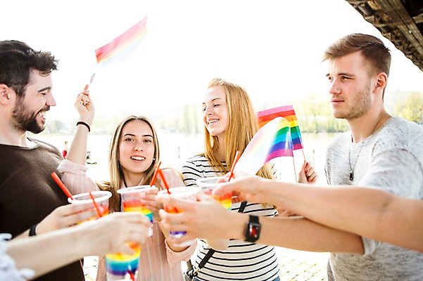 포토 JPG 주간 서양인 외국인 커플 응시 여자 남자 미소 들기 사람 여러명 상반신 20대 성인 야외 앞모습 옆모습 컬러풀 깃발 즐거움 건배 무지개색 동성애자 성인만 국내포토 자연요소 시선 감정 뷰포인트 컬러 다수 관계 모션 표정 인종 청년 파일형식 성소수자