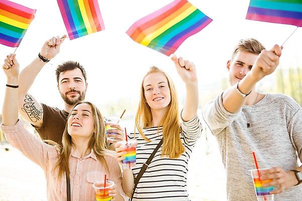 포토 JPG 주간 서양인 외국인 커플 응시 여자 남자 미소 들기 사람 여러명 상반신 20대 성인 야외 앞모습 컬러풀 깃발 즐거움 무지개색 동성애자 성인만 국내포토 자연요소 시선 감정 뷰포인트 컬러 다수 관계 모션 표정 인종 청년 파일형식 성소수자