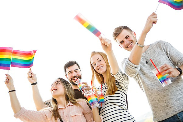 포토 JPG 주간 서양인 외국인 커플 응시 여자 남자 미소 들기 사람 여러명 상반신 20대 성인 야외 앞모습 컬러풀 깃발 즐거움 흔들림 무지개색 동성애자 성인만 국내포토 자연요소 시선 감정 뷰포인트 컬러 다수 관계 모션 표정 인종 청년 파일형식 성소수자