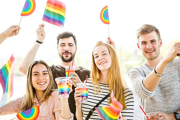 포토 JPG 주간 서양인 외국인 커플 응시 여자 남자 무지개 미소 들기 사람 여러명 상반신 20대 성인 야외 앞모습 컬러풀 깃발 즐거움 흔들림 무지개색 동성애자 성인만 국내포토 자연요소 시선 감정 뷰포인트 컬러 다수 관계 모션 표정 인종 청년 파일형식 성소수자