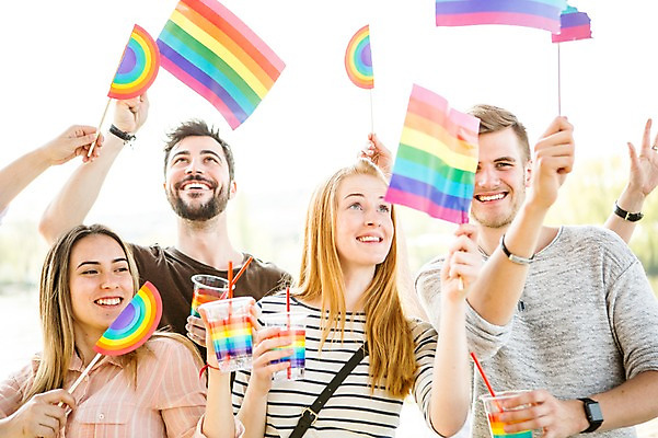 포토 JPG 주간 서양인 외국인 커플 응시 여자 남자 무지개 미소 들기 사람 여러명 상반신 20대 성인 야외 앞모습 컬러풀 깃발 즐거움 흔들림 무지개색 동성애자 성인만 국내포토 자연요소 시선 감정 뷰포인트 컬러 다수 관계 모션 표정 인종 청년 파일형식 성소수자