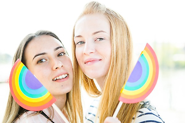 포토 JPG 주간 서양인 외국인 커플 응시 여자 행복 얼굴 미소 들기 사람 근접촬영 상반신 20대 성인 야외 두명 옆모습 신체부위 다정 동성애자 성인여자만 국내포토 자연요소 시선 감정 뷰포인트 컨셉 관계 모션 표정 인종 청년 여자만 성인만 파일형식 성소수자