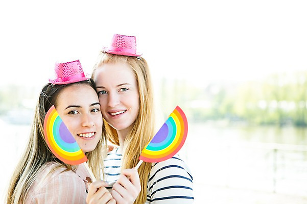 포토 JPG 주간 서양인 외국인 모자 커플 응시 여자 행복 무지개 미소 들기 사람 상반신 20대 성인 야외 두명 옆모습 다정 동성애자 성인여자만 국내포토 자연요소 시선 잡화 감정 뷰포인트 컨셉 관계 모션 표정 인종 청년 여자만 성인만 파일형식 성소수자