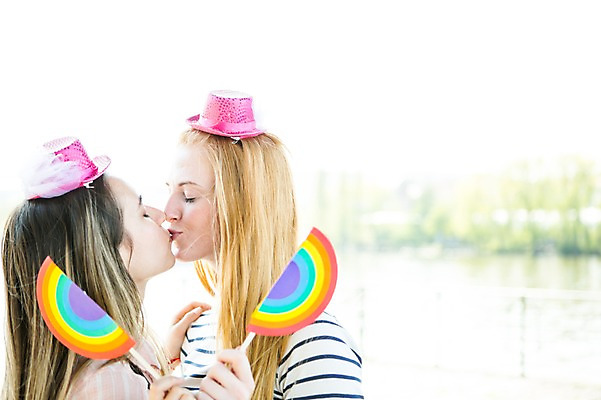 포토 JPG 주간 서양인 외국인 모자 커플 여자 행복 무지개 키스 들기 사람 상반신 20대 성인 야외 두명 옆모습 다정 동성애자 성인여자만 국내포토 자연요소 잡화 감정 뷰포인트 컨셉 관계 모션 인종 청년 애정표현 여자만 성인만 파일형식 성소수자