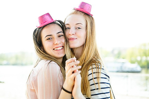 포토 JPG 주간 서양인 외국인 모자 커플 응시 여자 행복 미소 사람 상반신 20대 성인 야외 두명 옆모습 손잡기 다정 동성애자 성인여자만 얼굴맞대기 국내포토 자연요소 시선 잡화 감정 뷰포인트 컨셉 관계 모션 표정 인종 청년 여자만 성인만 파일형식 성소수자