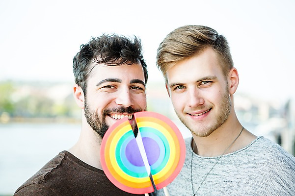 포토 JPG 주간 서양인 외국인 커플 응시 남자 행복 미소 사람 근접촬영 상반신 20대 성인 야외 두명 앞모습 다정 깃발 무지개색 동성애자 성인남자만 국내포토 자연요소 시선 감정 뷰포인트 컨셉 관계 표정 인종 청년 컬러풀 남자만 성인만 파일형식 성소수자