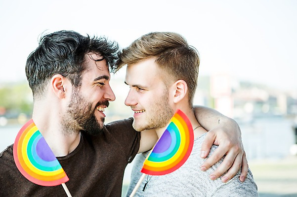 포토 JPG 주간 서양인 외국인 커플 응시 남자 행복 안기 미소 들기 사람 상반신 20대 성인 야외 두명 옆모습 마주보기 다정 깃발 무지개색 동성애자 성인남자만 어깨에손 국내포토 자연요소 시선 감정 뷰포인트 컨셉 관계 모션 표정 인종 청년 컬러풀 남자만 성인만 파일형식 성소수자