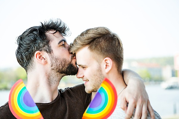 포토 JPG 주간 서양인 외국인 커플 응시 남자 행복 안기 키스 미소 들기 사람 상반신 20대 성인 야외 두명 옆모습 다정 깃발 무지개색 동성애자 이마 성인남자만 국내포토 자연요소 시선 감정 뷰포인트 컨셉 관계 모션 표정 인종 청년 컬러풀 애정표현 남자만 성인만 파일형식 성소수자