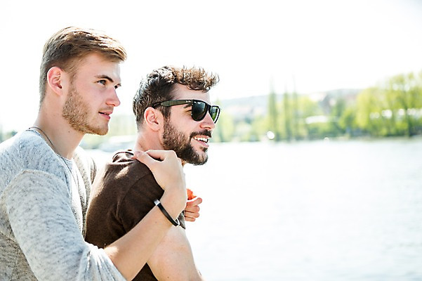 포토 JPG 주간 서양인 외국인 커플 응시 남자 행복 미소 사람 상반신 20대 성인 야외 두명 옆모습 선글라스 다정 강가 백허그 동성애자 성인남자만 국내포토 자연요소 시선 감정 안경 뷰포인트 컨셉 관계 포옹 표정 인종 청년 강 남자만 성인만 파일형식 성소수자