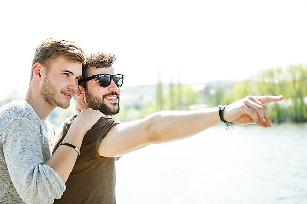 포토 JPG 주간 서양인 외국인 커플 응시 남자 행복 미소 사람 상반신 20대 성인 야외 두명 옆모습 다정 가리킴 강가 동성애자 성인남자만 어깨에손 국내포토 자연요소 시선 감정 뷰포인트 컨셉 관계 모션 표정 인종 손짓 청년 강 남자만 성인만 파일형식 성소수자