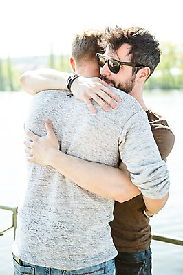 포토 JPG 주간 서양인 외국인 커플 남자 행복 안기 미소 사람 상반신 20대 성인 야외 두명 옆모습 뒷모습 선글라스 다정 강가 동성애자 성인남자만 국내포토 자연요소 감정 안경 뷰포인트 컨셉 관계 모션 표정 인종 청년 강 남자만 성인만 파일형식 성소수자