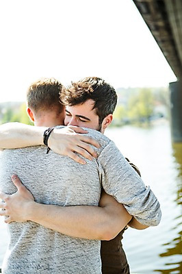 포토 JPG 주간 서양인 외국인 커플 남자 행복 안기 사람 상반신 20대 성인 야외 두명 앞모습 뒷모습 눈감음 다정 강가 동성애자 성인남자만 국내포토 자연요소 감정 뷰포인트 컨셉 관계 모션 인종 청년 강 남자만 성인만 파일형식 성소수자
