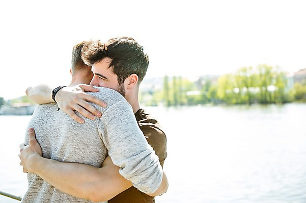포토 JPG 주간 서양인 외국인 커플 응시 남자 행복 안기 사람 상반신 20대 성인 야외 두명 옆모습 뒷모습 다정 강가 동성애자 성인남자만 국내포토 자연요소 시선 감정 뷰포인트 컨셉 관계 모션 인종 청년 강 남자만 성인만 파일형식 성소수자