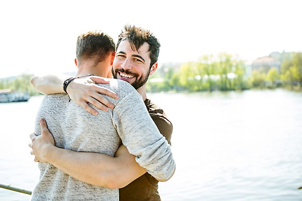 포토 JPG 주간 서양인 외국인 커플 남자 행복 안기 미소 사람 상반신 20대 성인 야외 두명 옆모습 뒷모습 다정 강가 동성애자 성인남자만 국내포토 자연요소 감정 뷰포인트 컨셉 관계 모션 표정 인종 청년 강 남자만 성인만 파일형식 성소수자