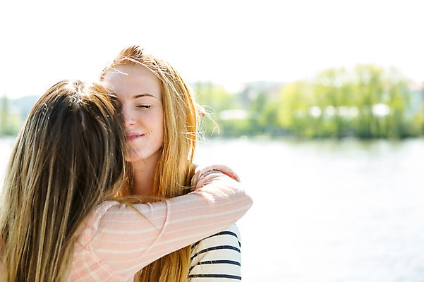 포토 JPG 주간 서양인 외국인 커플 여자 행복 안기 미소 사람 상반신 20대 성인 야외 두명 앞모습 뒷모습 강 눈감음 다정 동성애자 성인여자만 국내포토 자연요소 감정 뷰포인트 컨셉 관계 모션 표정 인종 청년 여자만 성인만 파일형식 성소수자
