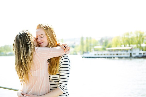 포토 JPG 주간 서양인 외국인 커플 여자 행복 안기 서기 미소 사람 상반신 20대 성인 야외 두명 옆모습 강 눈감음 다정 동성애자 성인여자만 국내포토 자연요소 감정 뷰포인트 컨셉 관계 모션 표정 인종 청년 여자만 성인만 파일형식 성소수자