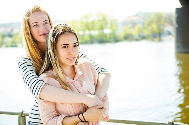 포토 JPG 주간 서양인 외국인 커플 응시 여자 행복 서기 미소 사람 상반신 20대 성인 야외 두명 옆모습 강 손잡기 다정 백허그 동성애자 성인여자만 국내포토 자연요소 시선 감정 뷰포인트 컨셉 관계 모션 포옹 표정 인종 청년 여자만 성인만 파일형식 성소수자