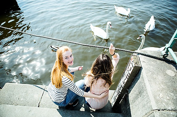 포토 JPG 주간 전신 서양인 외국인 커플 응시 여자 행복 여러마리 미소 사람 20대 성인 야외 두명 뒷모습 강 다정 뒤돌아보기 백조 웅크림 동성애자 모이주기 성인여자만 국내포토 자연요소 시선 감정 뷰포인트 다수 컨셉 관계 모션 조류 표정 인종 청년 여자만 성인만 파일형식 성소수자
