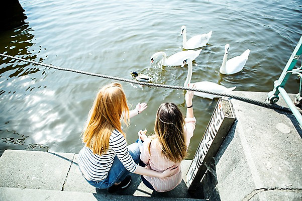 포토 JPG 주간 전신 서양인 외국인 커플 여자 행복 허리손 여러마리 사람 20대 성인 야외 두명 뒷모습 강 다정 던지기 백조 청둥오리 웅크림 동성애자 모이주기 성인여자만 국내포토 자연요소 감정 뷰포인트 포즈 다수 컨셉 관계 모션 조류 오리 인종 청년 여자만 성인만 파일형식 성소수자