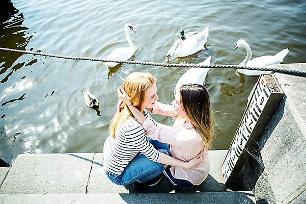 포토 JPG 주간 전신 서양인 외국인 커플 여자 행복 여러마리 안기 미소 사람 앉기 20대 성인 야외 두명 옆모습 강 하이앵글 마주보기 계단 다정 백조 동성애자 성인여자만 국내포토 자연요소 감정 뷰포인트 다수 컨셉 관계 모션 조류 표정 인종 청년 여자만 성인만 파일형식 성소수자